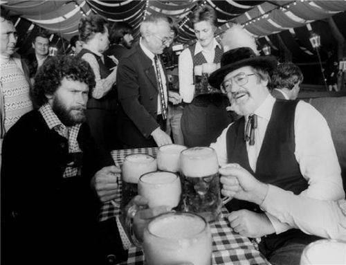 Hotelgründer und ehemaliger Bayern-Präsident: Willi O. Hofmann (rechts) 1981 auf dem Münchner Oktoberfest mit Paul Breitner.Foto Imago