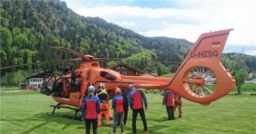 Im Tal herrscht Sommer, aber am Berg gibt es teils noch harte Schneefelder. Foto Bergwacht