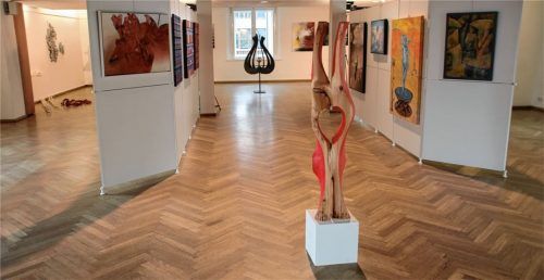 Im Trostberger Postsaal wurden vor Ausstellungsbeginn alle Werke aufgestellt und aufgehängt.