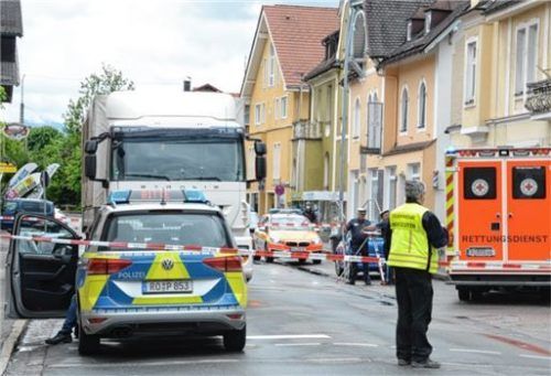 In der Bad Endorfer Bahnhofstraße hatte gestern ein Lkw einen Fußgänger (73) erfasst und dabei tödlich verletzt. Foto Ammelburger
