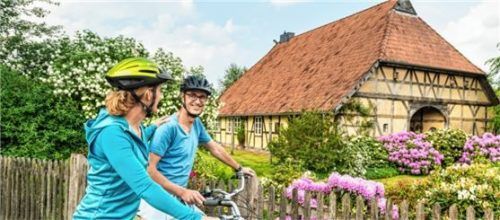 In der Region Uelzen sind auf ruhigen Radwegen malerische Bauerndörfer zu entdecken. Foto djd-k/HeideRegion/Dominik Ketz