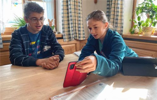 In der Videokonferenz am Morgen kann Georg (18) mit seinen Freunden aus der Abschlussklasse der Makarius-Wiedemann-Schule der Stiftung Attl ein wenig ratschen. Seine Schwester Anna (11) hilft ihm dabei. Foto  Gerlach