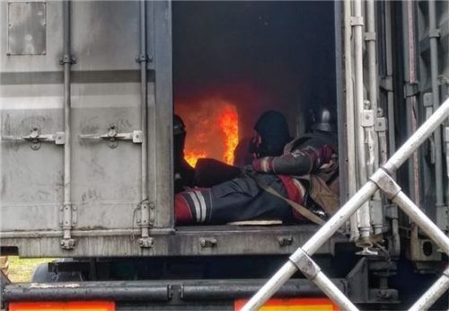 In einem Brandübungscontainer absolvierten die Atemschutzträger aus dem Landkreis Rosenheim eine Heißbrandausbildung. Foto Kreisbrandinspektion Rosenheim.