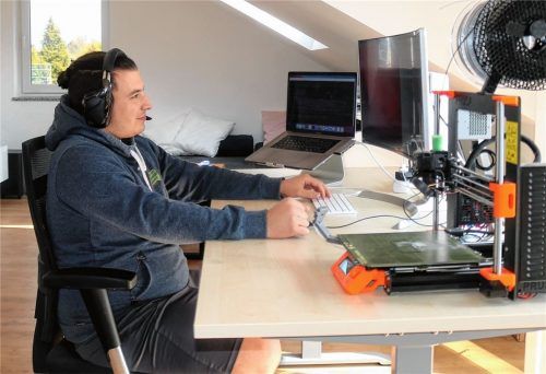 In einer Online-Video-Konferenz: Der Jugendbeauftragte der Stadt Kolbermoor an seinem Schreibtisch. Foto Riediger