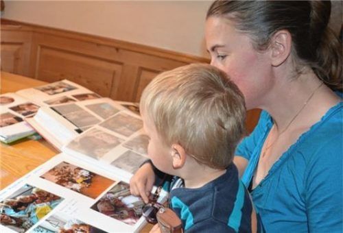 In Erinnerungen schwelgen: Maria Griebl stöbert zusammen mit Sohn Seppi in alten Fotoalben.