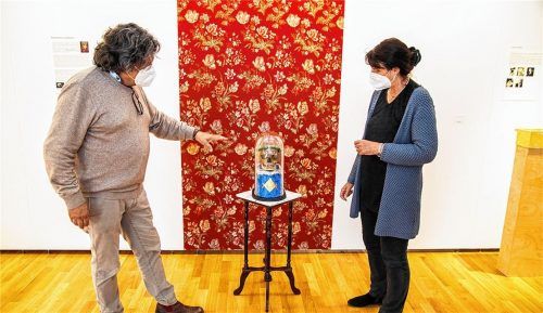Ist hier der echte Schädel von Wolfgang Amadeus Mozart zu sehen? Vor einem Exponat diskutiert Galerieleiterin Judith Bader mit dem Künstler Willee WTH Regensburger über die Vermittlung von Wirklichkeit im Museum. Foto Effner