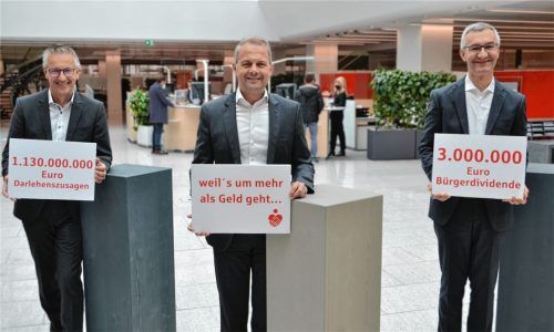 Karl Göpfert, Vorstandsvorsitzender der Sparkasse Rosenheim-Bad Aibling (Mitte), und die Vorstandsmitglieder Harald Kraus (links) und Stephan Donderer freuen sich über die Bilanz der Sparkasse Rosenheim-Bad Aibling 2020. Foto re