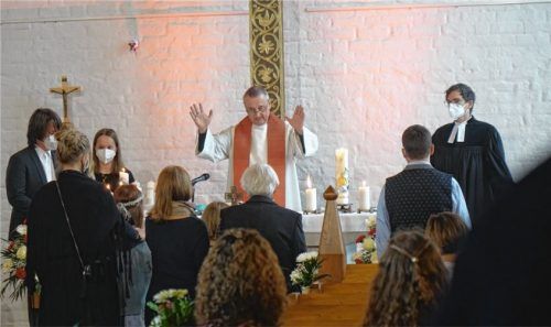 Konfirmation in der evangelischen Kirchengemeinde Bruckmühl: Einzelsegnung der Konfirmanden im Beisein der Eltern und Paten durch Pfarrer Andreas Strauß (Mitte) und Pfarrer Samuel Fischer (rechts).Foto Kissel