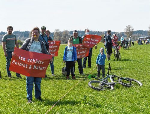 Lautstark protestierten Teilnehmer einer Bürgerinitiative im Inntal gegen die geplante Trasse für den Brenner-Nordzulauf. Foto dpa
