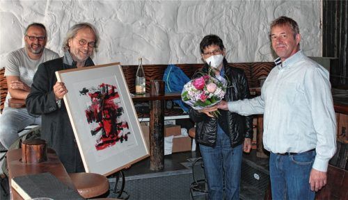 „Le Pirate“-Wirt Matthias Thurner (links), Kulturförderverein-Vorstand Wolfgang Lentner (Zweiter von links) und Wirt Thomas Jonas (rechts) bedanken sich bei Vermieterin Lisa Fritz für ihre Hilfe im Lockdown mit Blumen und einem Bild des Rosenheimer Künstlers Fried Stammberger.Foto Schroeder