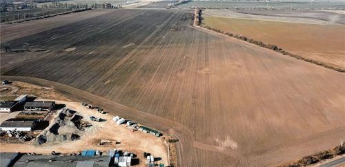 Luftbild vom Areal bei Gottesgabe im östlichen Brandenburg: Für einen der größten Solarparks in Europa liefert die Schletter Group (Zentrale in Kirchdorf bei Haag) die Montagesysteme. Foto Schletter Group