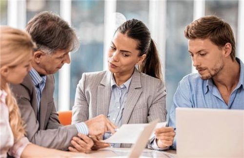 Meeting auf Englisch: In manchen Branchen Teil des Berufsalltags. Foto djd