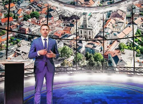 Mehr als 300 Besucher klickten im Internet die virtuelle Bürgerversammlung der Stadt Traunstein an. In der Fragerunde mit Oberbürgermeister Dr. Christian Hümmer beschäftigte viele Bürger besonders das Thema Verkehr. Foto Effner