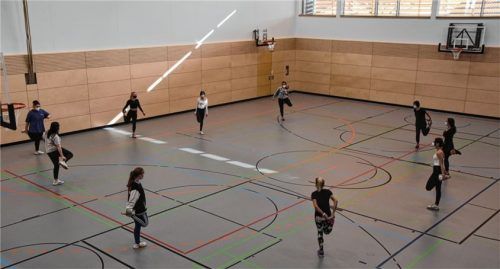 Mit Abstand und Maske: Die Klasse 9b Mädchen darf die neue Halle bereits nutzen. Foto Ruprecht