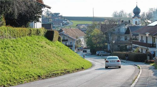 Mit der Sanierung der Pattenhamer Straße in Truchtlaching soll voraussichtlich Ende Juni dieses Jahres begonnen werden. Der Ausbau der Gemeindestraße zwischen der Ortsmitte und der neuen Wohnsiedlung Kobelreut wird in zwei Bauabschnitten umgesetzt. Foto Rasch