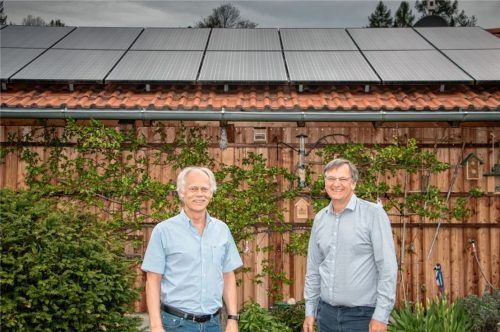 Mit Fotovoltaikanlage auf dem Dach: Die Professoren der Technischen Hochschule Rosenheim Harald Krause (links) und Ulrich Spindler setzten sich bei Scientists for Future für die Umwelt ein. Foto Re