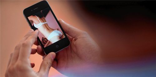 Mit Komplimenten oder als vermeintlicher Kummerkasten bringen zumeist ältere Personen Kinder und Jugendliche beim „Cyber-Grooming“ dazu, Körper und/oder Seele bloß zu legen. Foto dpa