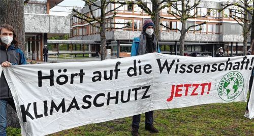 Mitglieder der Karlsruher Gruppe von Fridays for Future halten vor dem Bundesverfassungsgericht ein Transparent, auf dem steht „Hört auf die Wissenschaft! Klimaschutz jetzt!“. Das Gericht verkündete sein Urteil zum Klimaschutzgesetz. Laut dem Urteil reicht das Klimaschutzgesetz nicht weit genug.Foto dpa