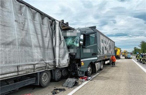 Mittelschwere Verletzungen des Fahrers und erheblicher Sachschaden waren neben einem langen Stau die Hauptauswirkungen des Auffahrunfalls. Foto Reisner