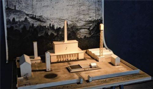 Modelle von vermeintlich echten Lagergebäuden ergänzen den Expeditionsbericht nach „Parasite Island“.