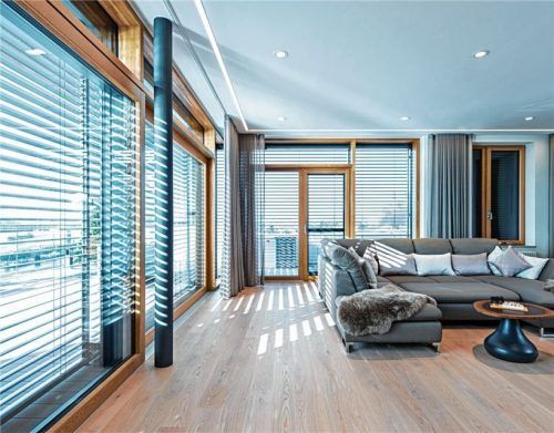 Moderne, großformatige Fenster sorgen für viel Tageslicht im Haus.Foto Romas KG