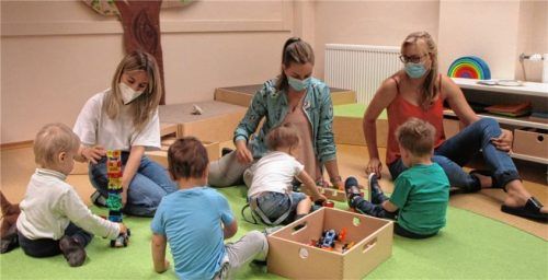 Morgendliche Spielrunde mit vier kleinen „Spatzen“. Betreut werden sie (von links) von den Erzieherinnen Samantha Schreiner, Monika Hinterstocker und Christina Hehensteiger. Foto Kita Raupennest