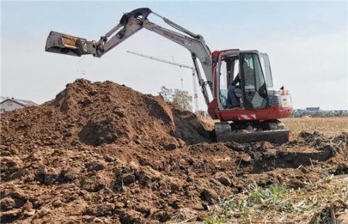 Nach dem Bombenfund vergangene Woche in Mühldorf wurden weitere Verdachtsflächen auf Blindgänger untersucht. Foto Enzinger
