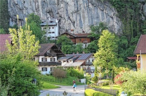 Nach mehreren Anläufen wurde nun ein Bauplan für das Grundstück Kufsteiner Straße 34 (links, auf Höhe der Radfahrer) vorgelegt, das nach Meinung des Bauausschusses den Zielen der Erhaltungssatzung „Luegsteinwand“ entspricht. Foto Schmidt