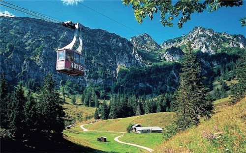 Nach mehrmonatiger Corona-Zwangspause wieder in Betrieb: die Hochfellnbahn bei Bergen. Foto re