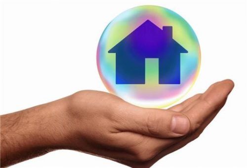 Noch hält die Blase: Gerade in Metropolen finden sich zu hohe Immobilienpreise.