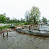 Holzzaun trennt künftig Strandbad ab