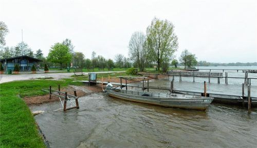 Noch ist das Strandbad verwaist, das Maiwetter würde auch noch nicht zum Baden einladen. Bis zum Beginn der Badesaison – wann ist noch offen – soll ein Zaun das Areal eingrenzen, und es gibt eine Badeaufsicht. Foto Berger