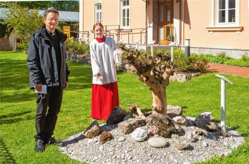 Nur der Wüstenteil und der veränderte Bibelweg (im Hintergrund) mit den Zehn-Gebote-Tafeln sind bislang umgezogen. Neue Bibelthemen seien in Planung, sagen Pfarrer Maurus Scheurenbrand und Ministrantin Auriela Franke. Foto Nathen-Berger