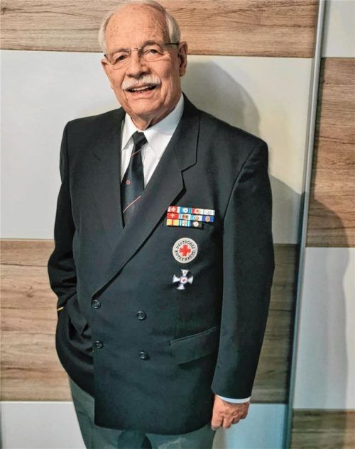 Peter Oltmanns mit dem Steckkreuz des BRK an der Brust. Fotos privat