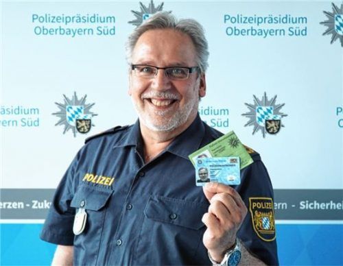 Polizeipräsident Robert Kopp zeigt das praktische Scheckkartenformat. Foto re