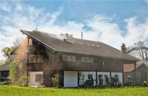 Rauchschwaden quellen aus dem Dachstuhl. Foto Lamminger