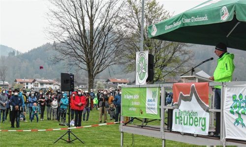 „Rettet den Heuberg“: Vom gleichnamigen Aktionsbündnis spricht Uli Kottmann zu den rund 450 Personen, die sich am Samstag zum Protest gegen die Erweiterung des Steinbruches trafen. Foto Steffenhagen