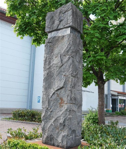 Rudl Endriß‘ Granitpfeiler „Nicht sterben durchs Leben“ setzt im Aicherpark einen wohltuend ruhigen Akzent.Foto Frick