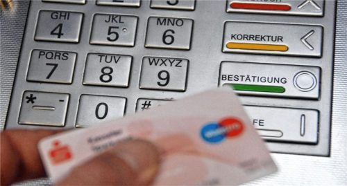 Rund 6400 Euro hob ein 38-jähriger Rosenheimer mit der gestohlenen EC-Karte einer Rentnerin ab. Foto dpa