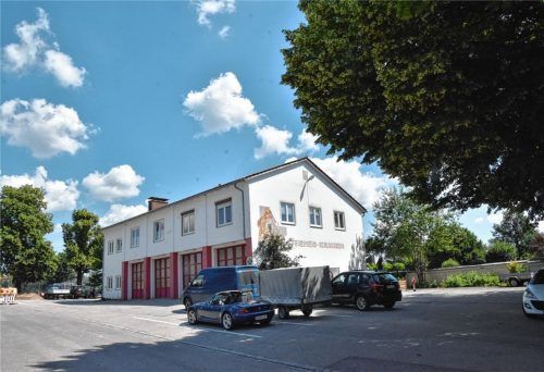 Sanierung ist nicht genug, die Feuerwehr Schloßberg (unser Bild) braucht ein neues Domizil. Dafür einen Standort zu finden wird in zentraler Lage nicht leicht. Die Gemeinde hat kein passendes Grundstück. Foto Schlecker