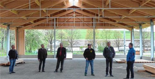 Schauen sich das neue Dach an:  (von links) Bauamtsleiter Anton Wenisch, Dorferneuerungsvorsitzender Georg Liegl, Bürgermeister Bernhard Summerer, Spartenleiter Girgl Löw, Sportvereinsvorsitzender Josef Fürst und Stockschütze Peter Hinterstocker.Foto Hampel