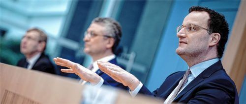 Schlüsselfiguren in der Pandemie: Jens Spahn (rechts, CDU), Bundesminister für Gesundheit, Lothar Wieler (Mitte), Präsident Robert-Koch-Institut (RKI), und Klaus Cichutek, Präsident Paul-Ehrlich-Institut (PEI). Ihre Entscheidungen und Einschätzungen sehen unsere Leser durchaus kritisch.Foto dpa