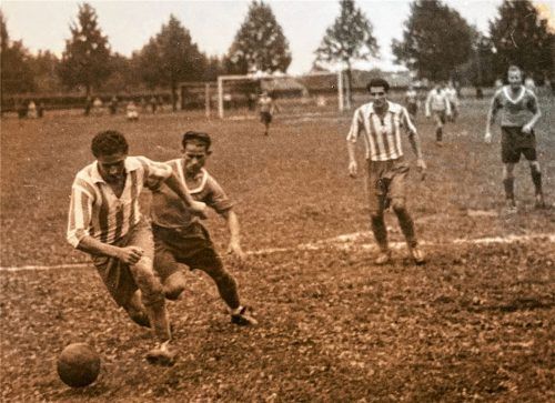 Schon wenige Monate nach Kriegsende wurde in Bayern wieder Fußball gespielt. Zu Beginn der 50er-Jahre entwickelten sich beispielsweise der TuS Raubling und 1860 Rosenheim, hier im Duell, stark.Foto Franz Ruprecht/Raphael Pszolla