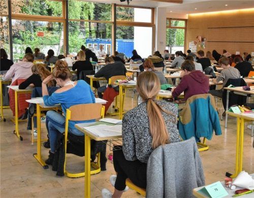 Wirkt fast wie in normalen Zeiten: Abiturprüfung am Karolinen-Gymnasium in Rosenheim. Fürs neue Schuljahr gilt aber erst mal zwei Wochen lang die Maskenpflicht. Foto SChlecker