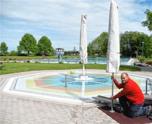 Schwimmmeister Hubert Rohowsky und sein Team haben die Vorbereitungen sorgsam getroffen und freuen sich seit Freitag auf ihre Badegäste. Foto Ruprecht