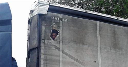 Sechs afghanische Migranten sind auf der Ladefläche eines Lkw-Aufliegers illegal nach Deutschland gebracht worden. Die Rosenheimer Bundespolizei ermittelt gegen die unbekannten Schleuser. Foto Bundespolizei