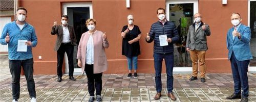 Setzen sich für die Bürger ein: (von links) Christian Hlatky (KBE Rosenheim), Stadtdirektor Michael Keneder, Andreja Gavrilovic, Anwohnerin Anita Eggart, Oberbürgermeister Andreas März, Sozialamtsleiter Martin Wollny und Jugendamtsleiter Christian Meixner. Foto Stadt Rosenheim