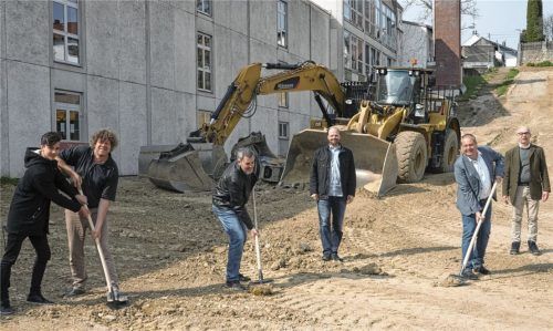 Setzten die ersten Spatenstiche: (von links) Severin Kruppa, Sebastian Kruppa, Planer Udo Rieger sowie Florian Spirkl und Michael Oberhofer von der Schule und Franz Gutsche vom Markt Isen. Fleißig mitgeschaufelt hat auch Bürgermeisterin Irmgard Hibler, leider nicht auf dem Bild zu sehen.Foto  Huber