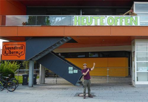Sie freuen sich auf ihre Besucher: Jugendtreff-Leiter Christian Spazier (oben) und Sozialpädagoge Max Mank vor der wiedergeöffneten städtischen Einrichtung in der Dr. Max-Hofmann-Straße 9. Foto Riediger