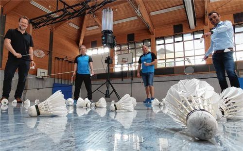 Sie probieren die neue Badminton-Ballmaschine aus (von links): LAG-Manager Christian Fechter, Trainer Anton Daxenberger, Co-Trainer Alex Neumayer und Bürgermeister Alois Loferer. Foto Ammelburger